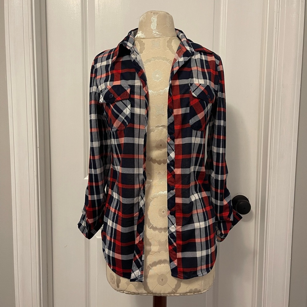 Passport Button Down Top size Small. Smoke free. Perfect for 4th of July!